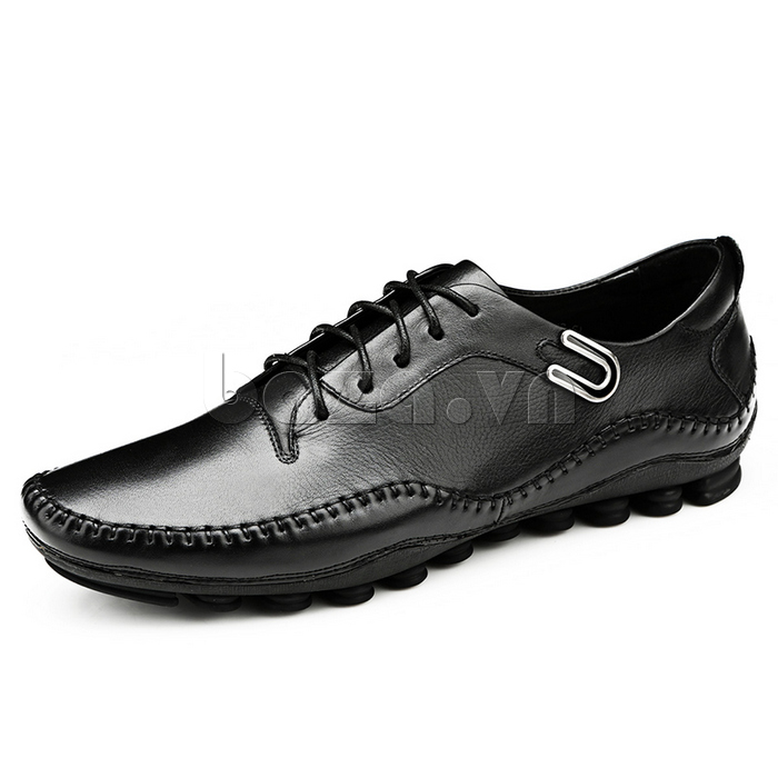 Giày nam Olunpo QABA1303 nổi bật với trang trí kim loại chữ U giúp giày cá tính hơn