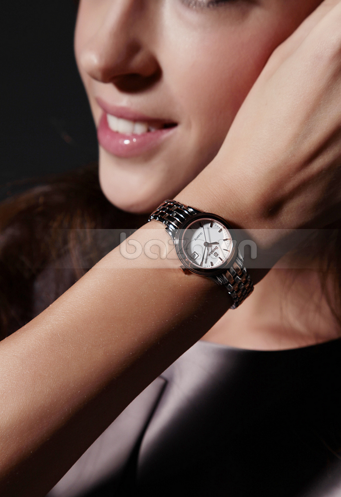 Đồng hồ đeo tay mặt kính sapphire dây kim loại trẻ trung mà vẫn sang trọng
