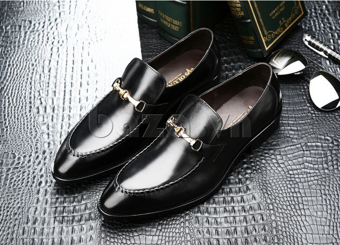 Giày nam thời trang Onlunpo nổi bật với đai khóa vắt ngang lưỡi giày tạo điểm nhấn