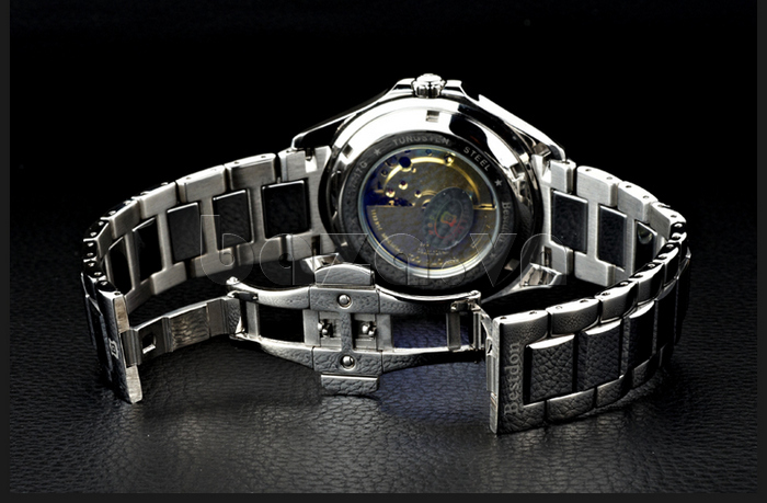 Dây đeo đồng hồ được làm hoàn toàn từ hợp kim thép không gỉ, bóng sáng và chống xước