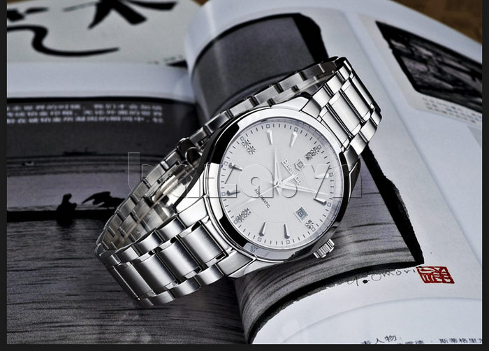 Dây đeo đồng hồ được tạo kiểu sang trọng và hiện đại