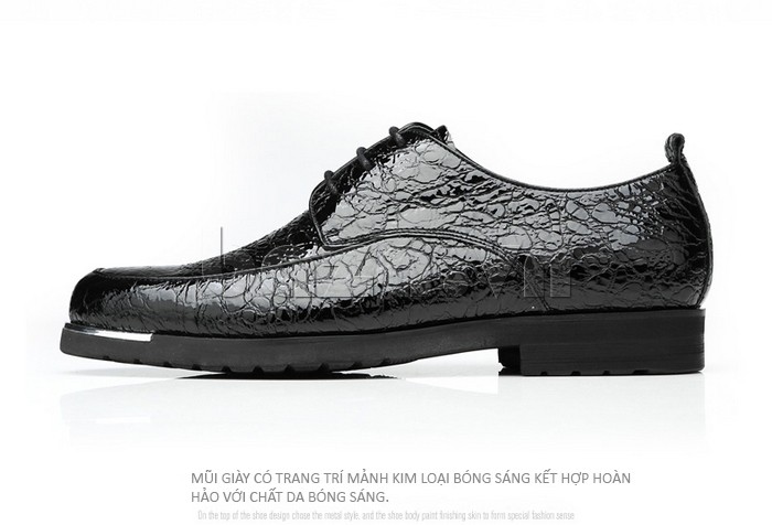 Mũi giày trang trí mảnh kim loại kết hợp hoàn hảo với chất da bóng sáng
