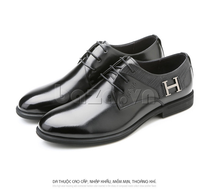 Miếng kim loại hình chữ H trang trí khiến đôi giày da nam thêm nổi bật