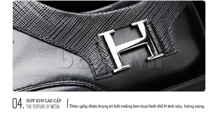 Thân giày được trang trí bởi miếng kim loại chữ H tinh xảo