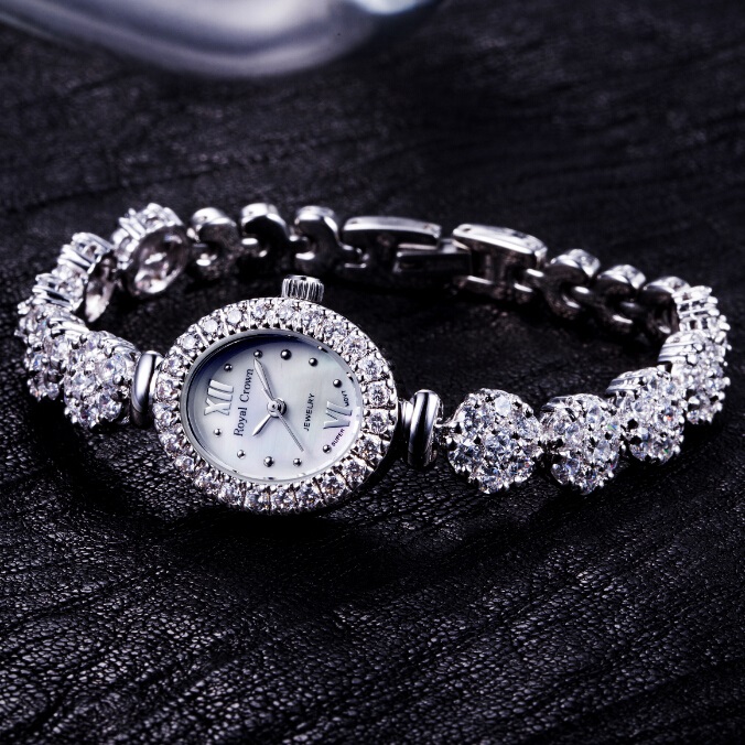 Đồng hồ lắc tay nữ mặt oval Royal Crown 1516B